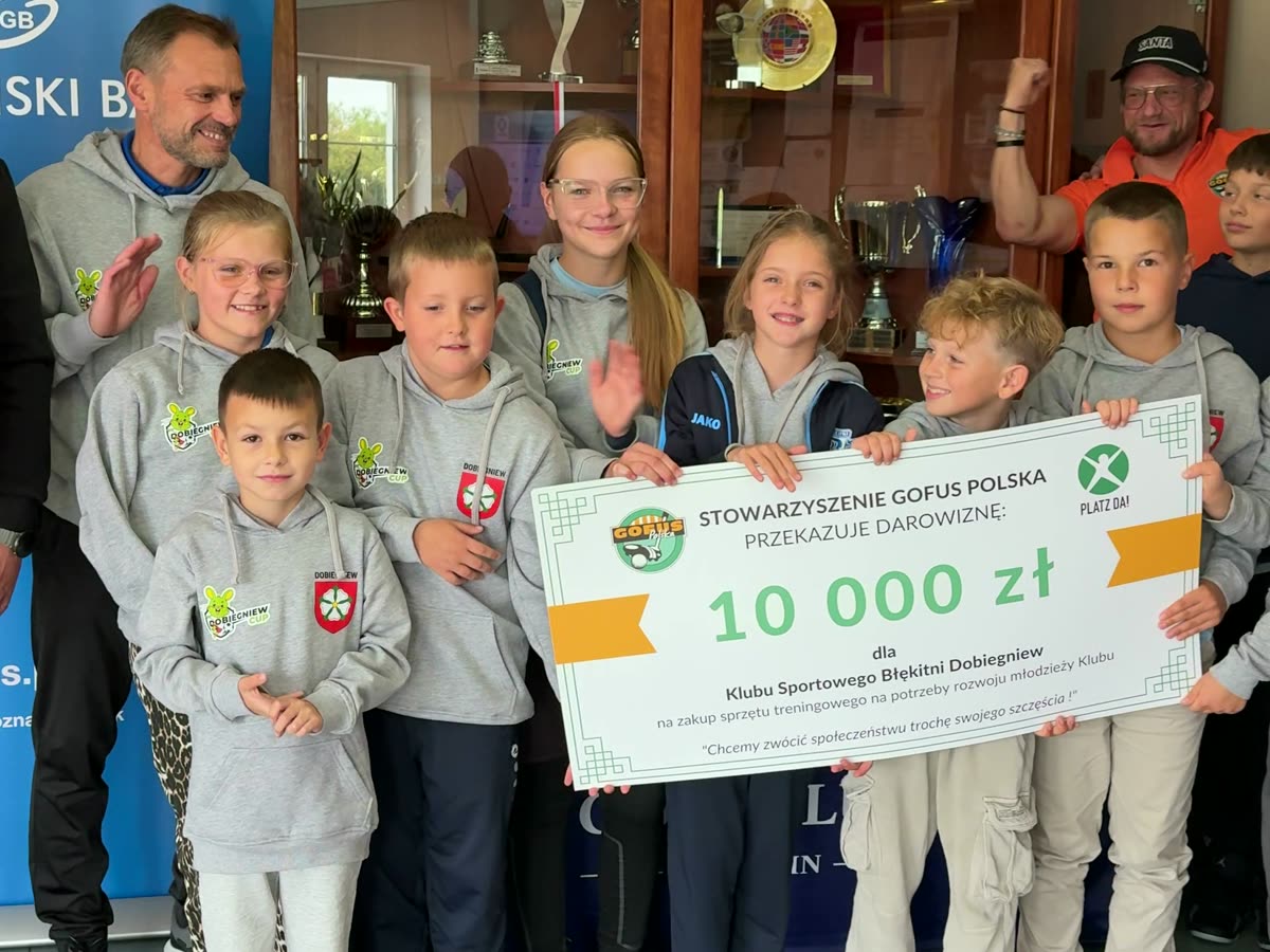 Dzieci z Akademii Błękitni Dobiegniew z czekiem na 10 000 zł od GOFUS Polska